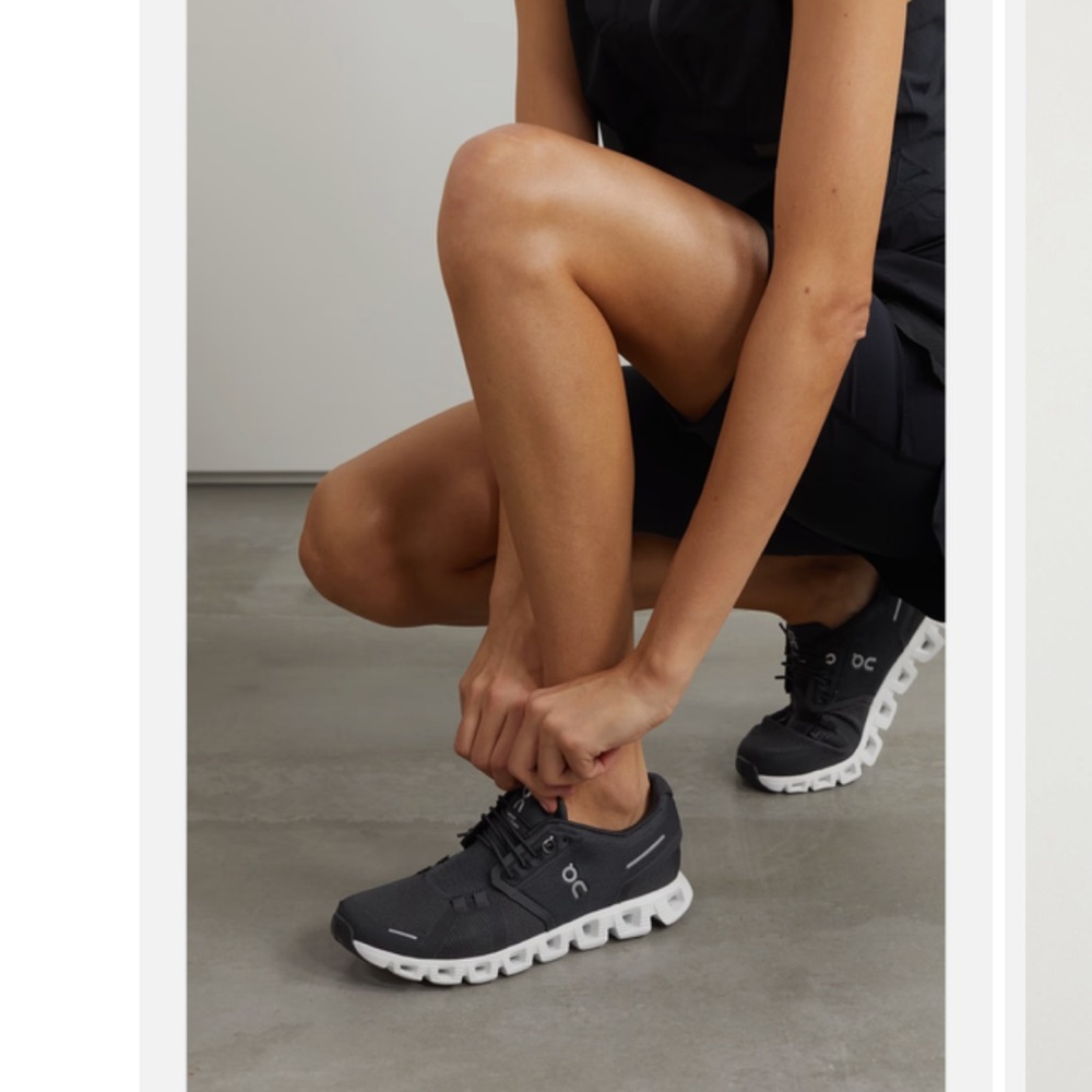 On Cloud 6 Sneakers in Black /white women size 9.5 gently used